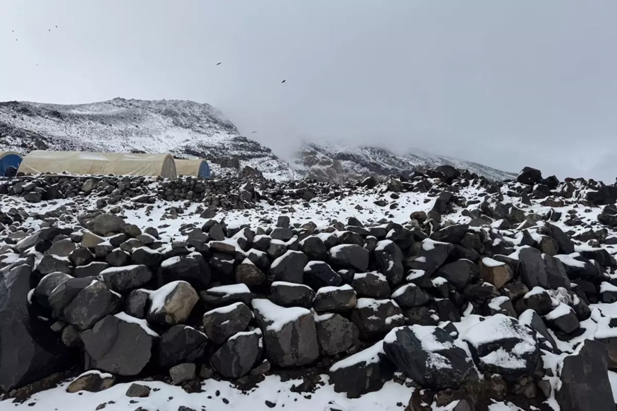 Eylül Sürprizi: Ağrı Dağı’na Mevsimin İlk Karı Düştü