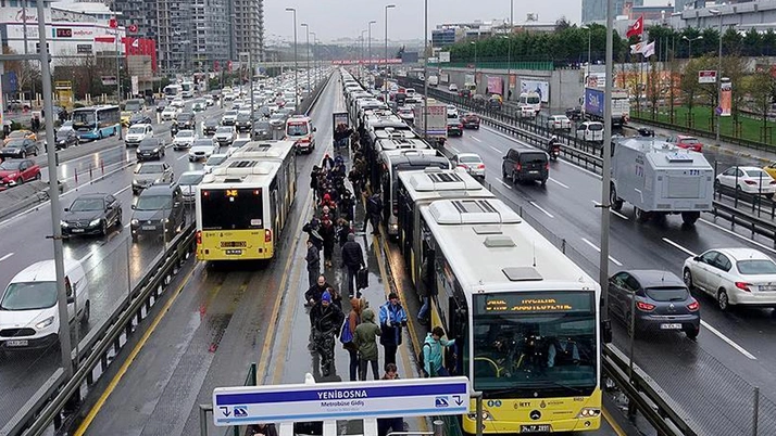 Minibüse, metrobüse, taksiye, okul servisine dev zam geldi! İndi bindi kaç TL oldu? 15 Eylül zamlı tarife geçerli
